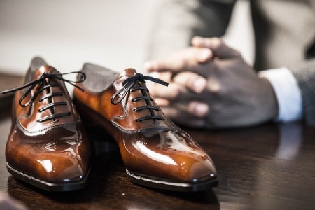 Bạn đã biết nguồn gốc của giày da từ đâu -  cấp. Mỗi một đôi giày đều được làm từ những tấm da khác nhau mang đến sự đa dạng đến từng đường vân cho mỗi sản phẩm riêng biệt. Tuy nhiên chúng ta đi những đôi giày tây cao cấp hàng ng�
