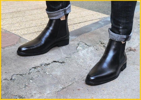 Cách lựa chọn chelsea boot nam phù hợp nhất - g được yêu chuộng nhất tại các cửa hàng giày. Chúng khá tiện dụng và hợp thời trang nên kết hợp cùng với trang phục đa dạng. Dù có theo phong cách thời trang hay ăn mặc như thế nào. Thì các chàng