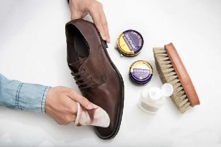 Cách vệ sinh giày da bằng nguyên liệu đơn giản - inh giày da là một trong những kỹ năng cực kỳ quan trọng ai cũng phải biết. Cùng “xắn tay lên” và xem cần dung dịch vệ sinh giày da lộn nào để vệ sinh cho 2 mẫu giày da phổ biến nhất theo hướng 