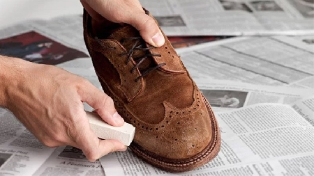 Cách vệ sinh Giày da thể thao siêu dễ tại nhà -  là một sự lựa chọn thích hợp. Tuy nhiên, đi giày da lộn trên đường phố có thể nhanh chóng khiến chúng trở nên khá bẩn bởi bụi đất.

Bước đầu luôn phải có khi vệ sinh giày da lộn thể thao