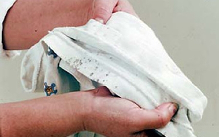 Đánh bay vết ẩm mốc rất đơn giản tại nhà - �n lau chùi bề mặt đồ da bằng cách sử dụng những miếng vải khô mềm lau nhẹ nhàng hoặc sản xuất hộp quà tặng tphcmdùng những dung dịch chuyên dụng được bán tại các cửa hàng. Nếu bạn đã và
