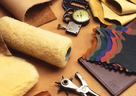 Điểm lại những thuật ngữ riêng của ngành da -  cơ hội được tích lũy kiến thức và trở thành một người sành sõi về đồ da.

1. Altered Leather (hoặc Corrected grain)
Da đã được sửa lỗi bề mặt bằng cách bào (mài) hoặc công ty sản xuất hộp