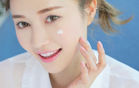 Dưỡng da trước khi makeup giúp bạn trở nên hoàn hảo - .
1. Làm sạch da

Nếu da bạn nhạy cảm thì nên tránh xa những loại sữa rửa mặt có thành phần chất tẩy rửa mạnh vì giỏ đựng quà tết bằng danó có thể gây mẩn đỏ và kích thích cho bạn. Tố