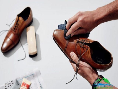Giày da bị xước và cách xử lý đơn giản - h trạng này, bởi chỉ cần áp dụng một số cách khắc phục giày da bị xước dưới đây sẽ trả lại cho giỏ quà tết bằng da bạn đôi giày da sáng đẹp như mới.

I – Nguyên nhân giày da bị trầy 