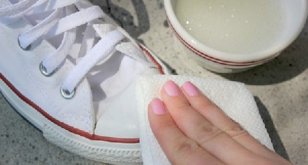 Giày vải đen sẽ rất dễ để được làm sạch -  dính những bụi bẩn?
Chỉ với những cách đơn giản dưới đây sẽ khiến cho đôi giày của bạn luôn được như mới:

Những việc cần làm trước khi giặt giày
Để tránh làm những đôi giày của 