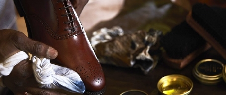 Mách Nhỏ Mẹo Bảo Quản Giày Tây Nam Da Lộn - �y dép ẩm ướt cần được hong khô. Bạn có thể cho giày vào khay đựng giày và đặt ở hiên nhà có mái che hoặc lối đi.

2. Sử dụng kệ giày dép. Nếu bạn có khá nhiều giày dép, bạn cần một khu