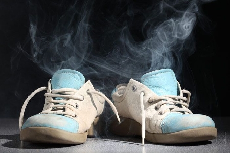 Mùi hôi giày luôn khiến bạn khó chịu - �nh dễ thấm hút mồ hôi nên loại giày này thường có mùi hôi rất khó chịu. Nhiều khi chúng ta không dám xỏ chân vào đôi giày đó vì mùi quá kinh khủng.

Bạn có thể sử dụng những cách khử mùi ch