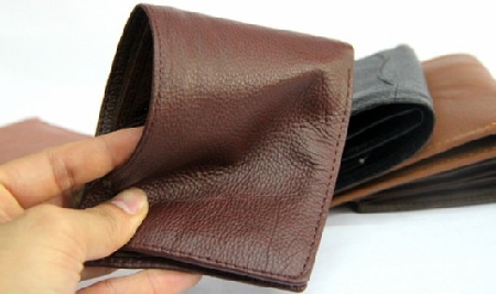 Nguồn gốc của chiếc ví da hiện đại - �ng vai trò lớn hơn. Thẻ tín dụng, tiền mặt, và sổ tay moleskin đều được bỏ trong ví. Những chiếc ví ở Paris đã trở thành một phụ kiện thời trang.

Thêm vào đó, với chất liệu da và màu sắc