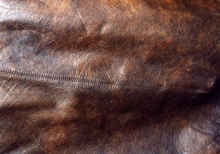 Suede leather là chất liệu vàng của ngành thời trang đồ da - n chính là Giỏ da đựng quà tết sự mềm mịn, mềm hơn nhiều so với da thông thường.

Chất liệu da lộn là xu hướng trong thời trang của những năm 70 và 90 hiện nay được rất nhiều nhà thiết kế,