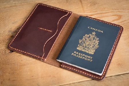 Tại sao phải cần đến một chiếc ví da đựng passport ? -  đóng vai trò vô cùng quan trọng. Thứ nhất, kích thước của sổ hộ chiếu khá lớn, lớn hơn hẳn so với chứng minh hay giấy tờ xe… nên công ty sản xuất sổ da tại tphcmbạn khó có thể đút vừa vặ