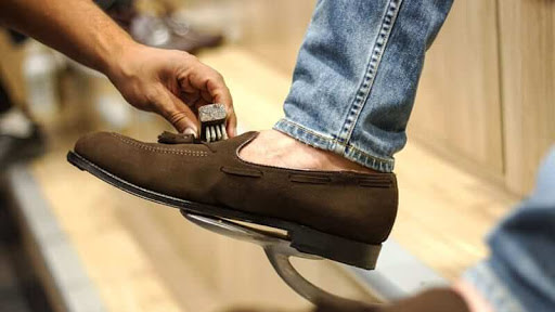 Khi giày da lộn bị bẩn, bạn cần loại bỏ vết bẩn nhanh chóng